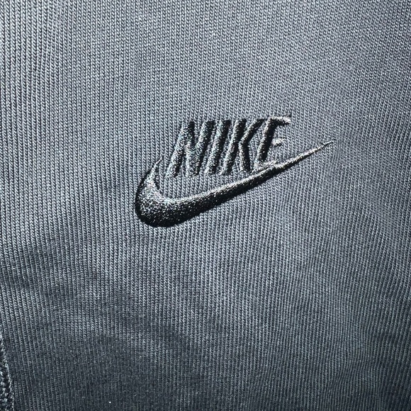 Nike Women’s Cropped Zip-Up Size Medium NWT - Picture 2 of 5